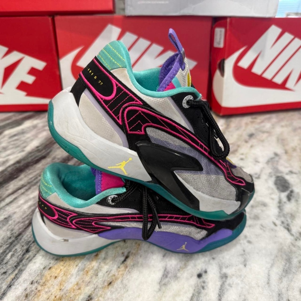 Jordan Retro Low SE "Bolts"